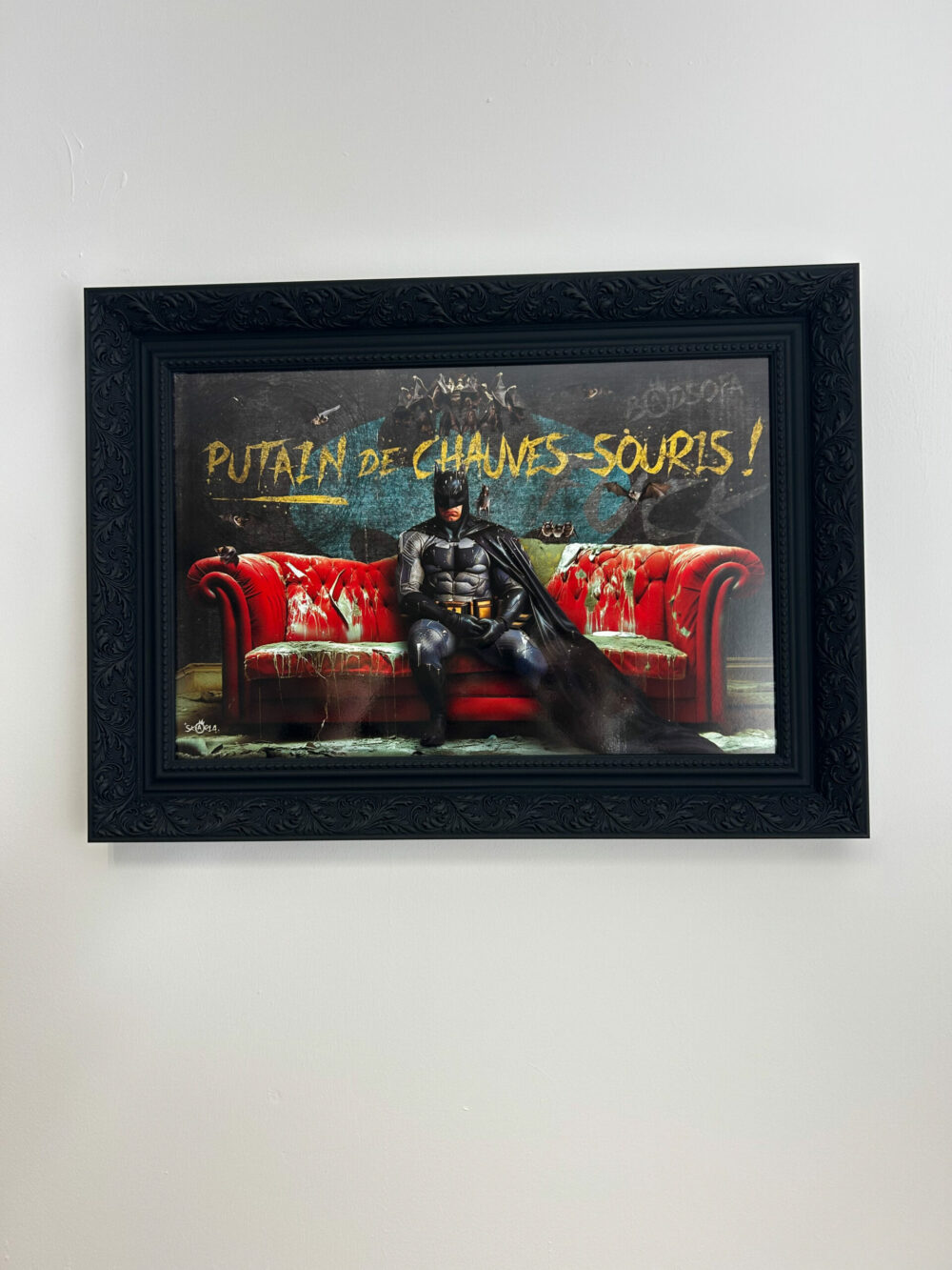 Tableau Batman Sofa encadré – impression sur panneau PVC – décoration murale 55x40 cm