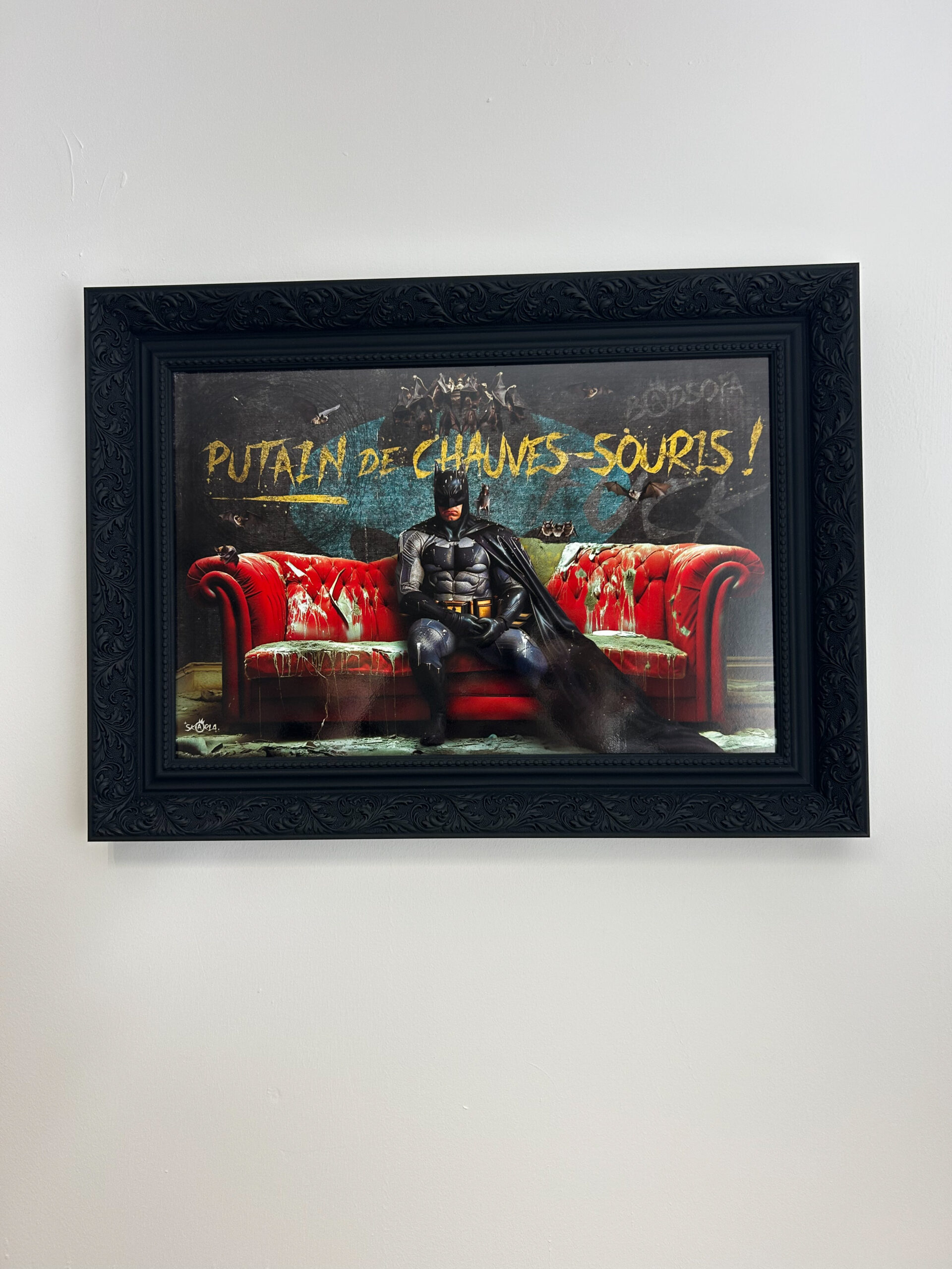 Tableau Batman Sofa encadré – impression sur panneau PVC – décoration murale 55x40 cm