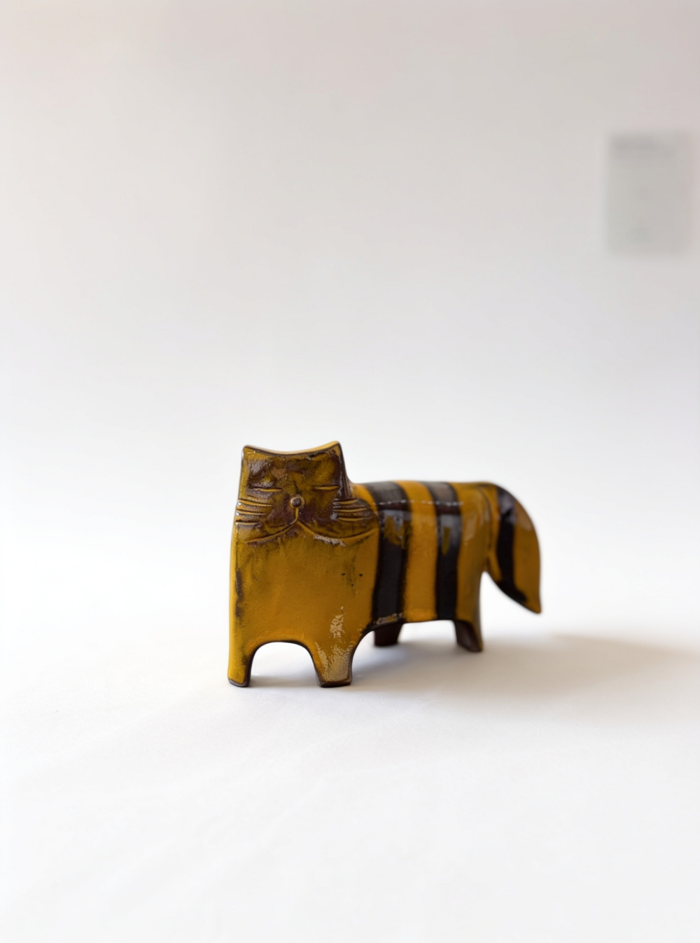 Sculpture petit chat en céramique artisanale jaune et noir