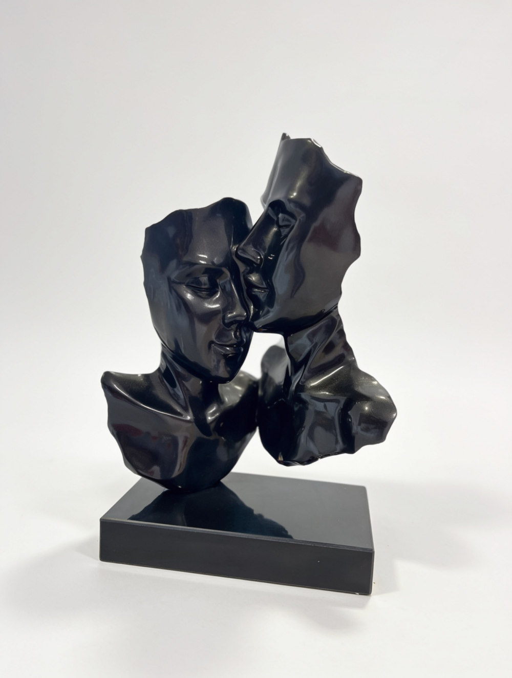 Sculpture visages amoureux sur socle noir – design contemporain – 55 cm