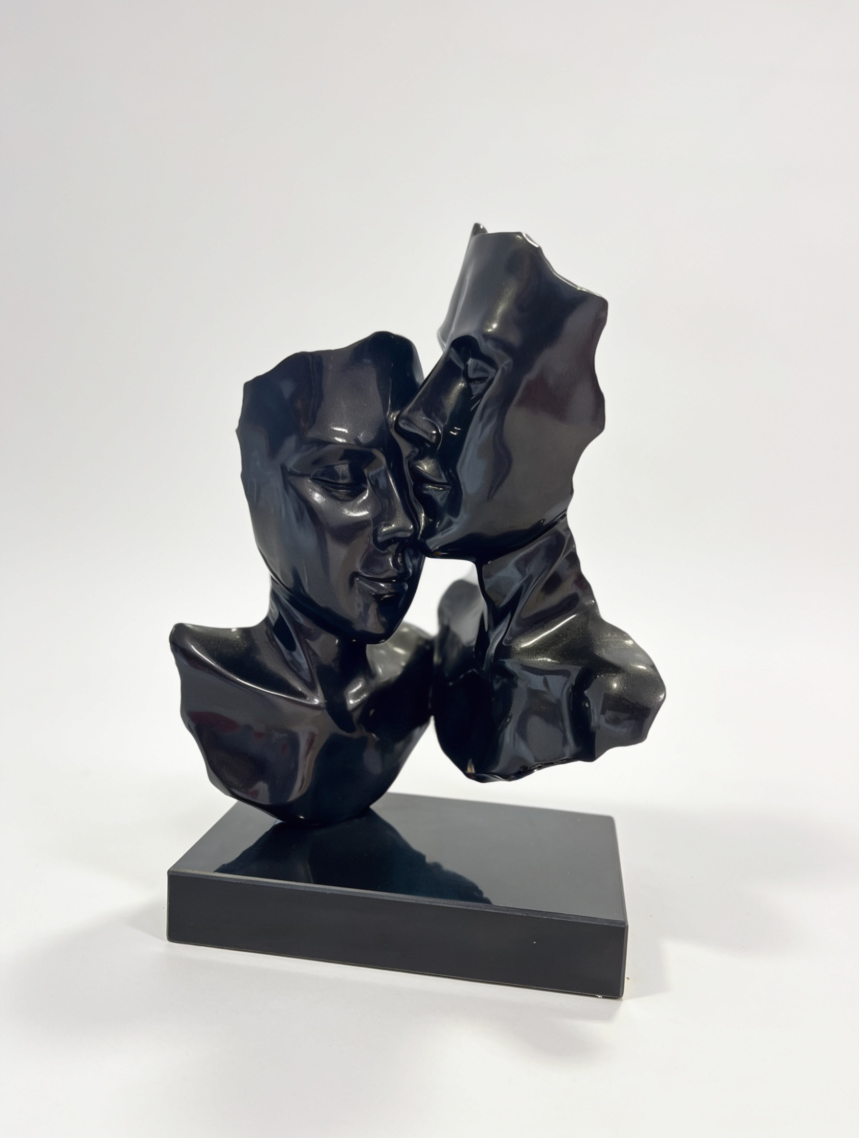 Sculpture visages amoureux sur socle noir – design contemporain – 55 cm