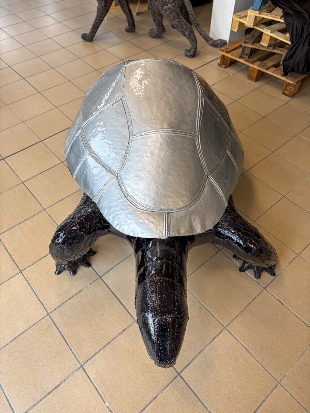 Statue tortue en métal