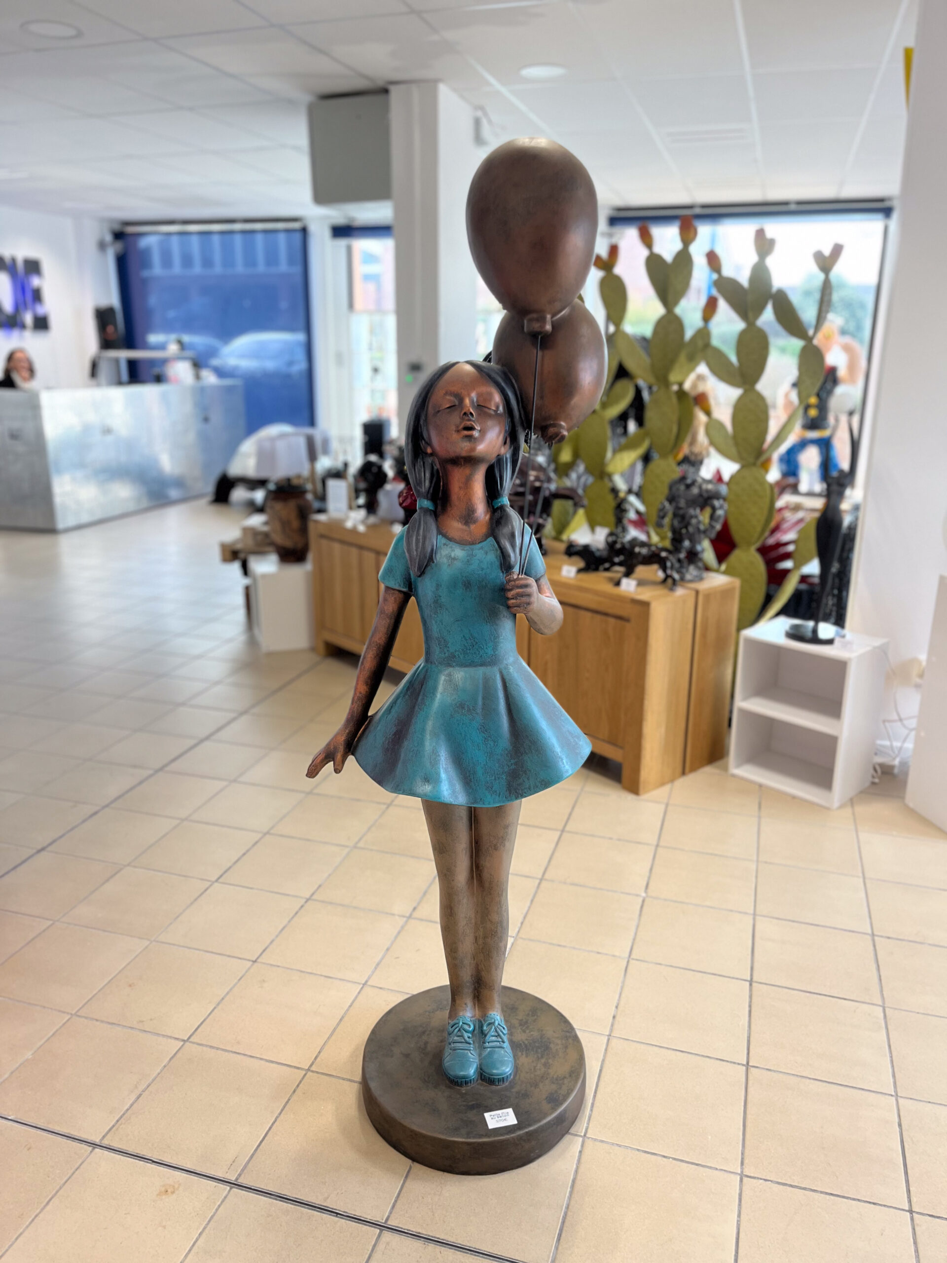 Petit fille au ballon, objet design