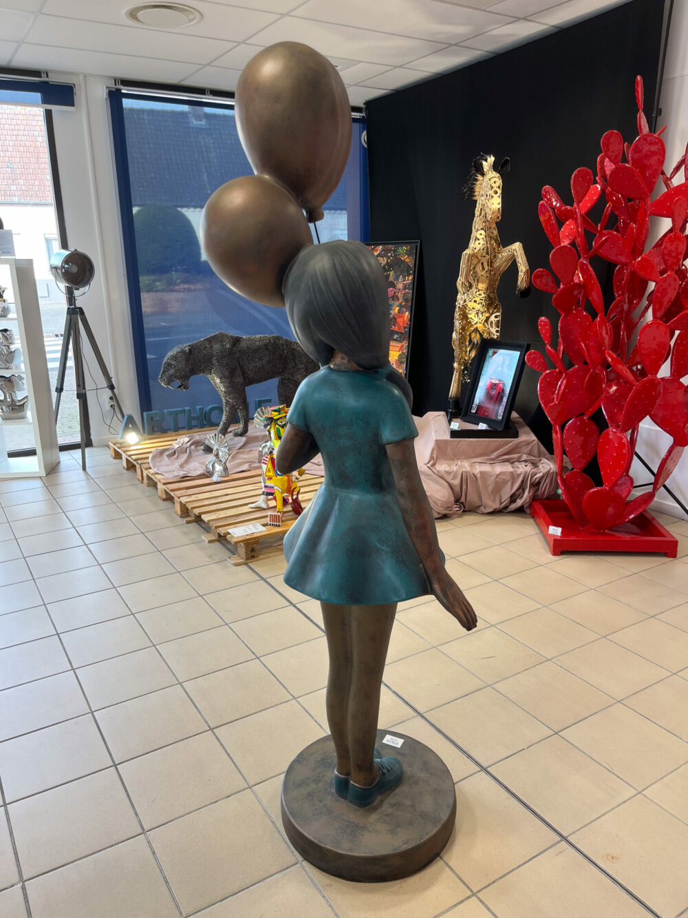 Petit fille au ballon, objet design