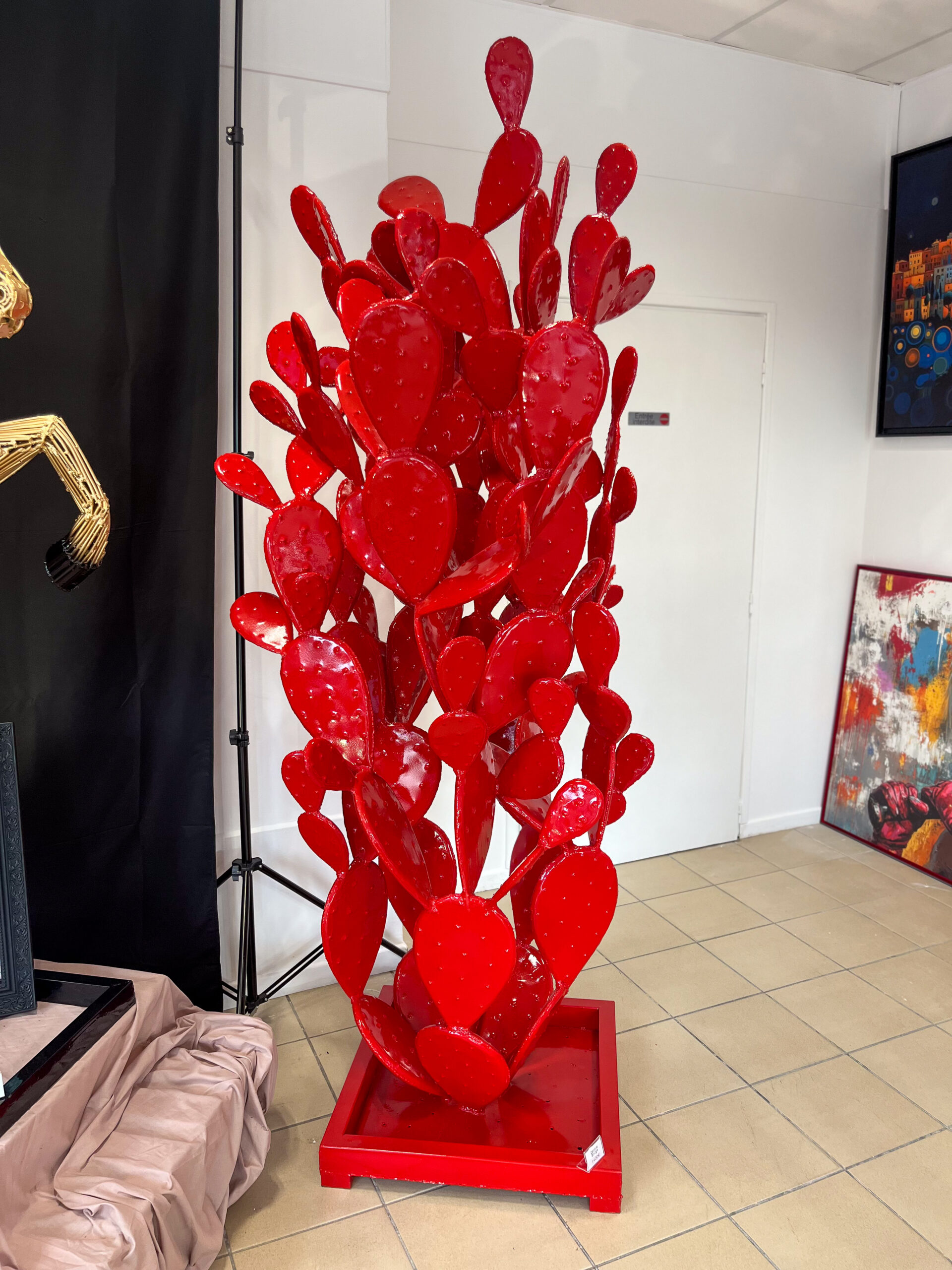 Statue cactus rouge en métal