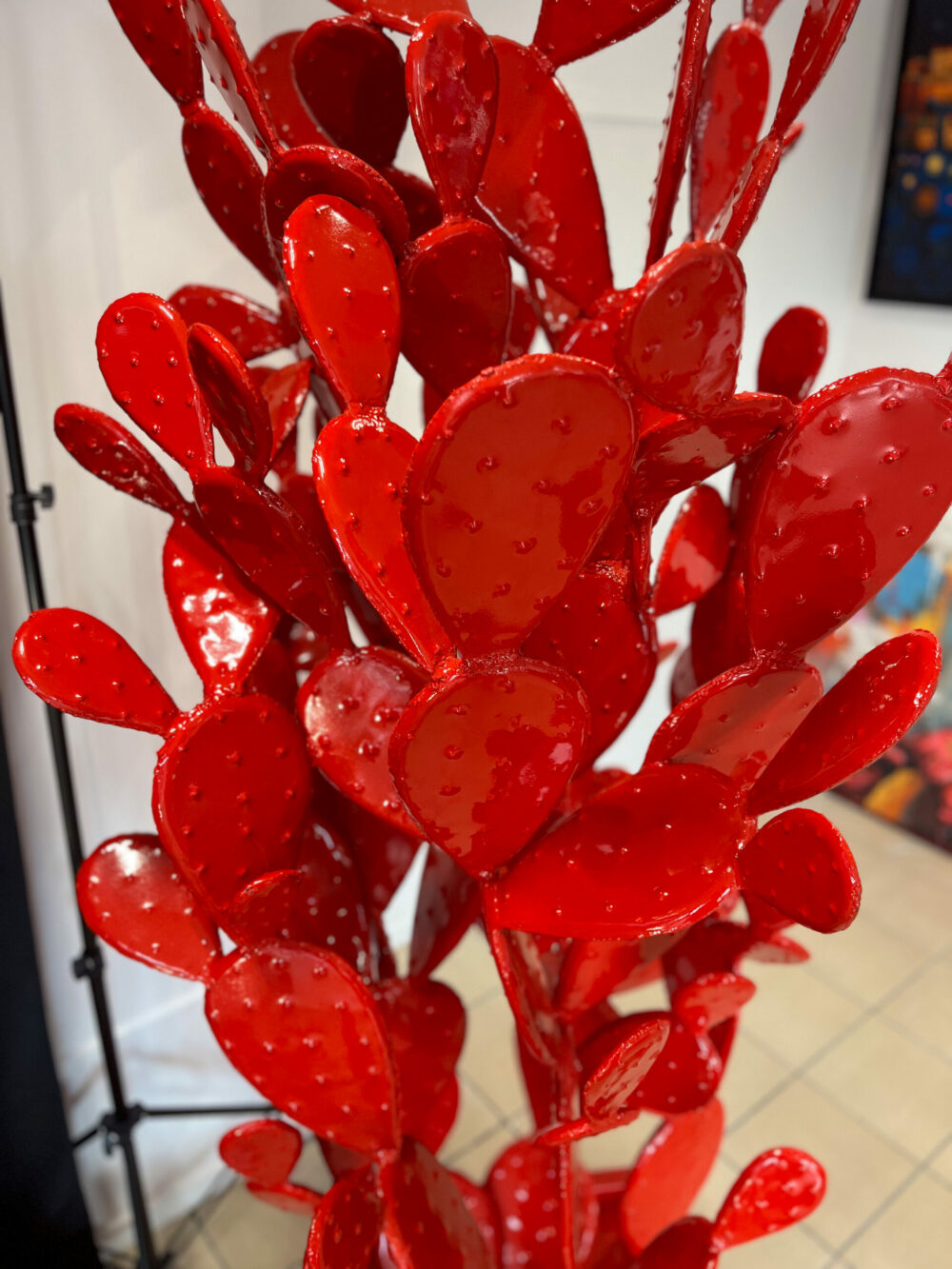 Statue cactus rouge en métal