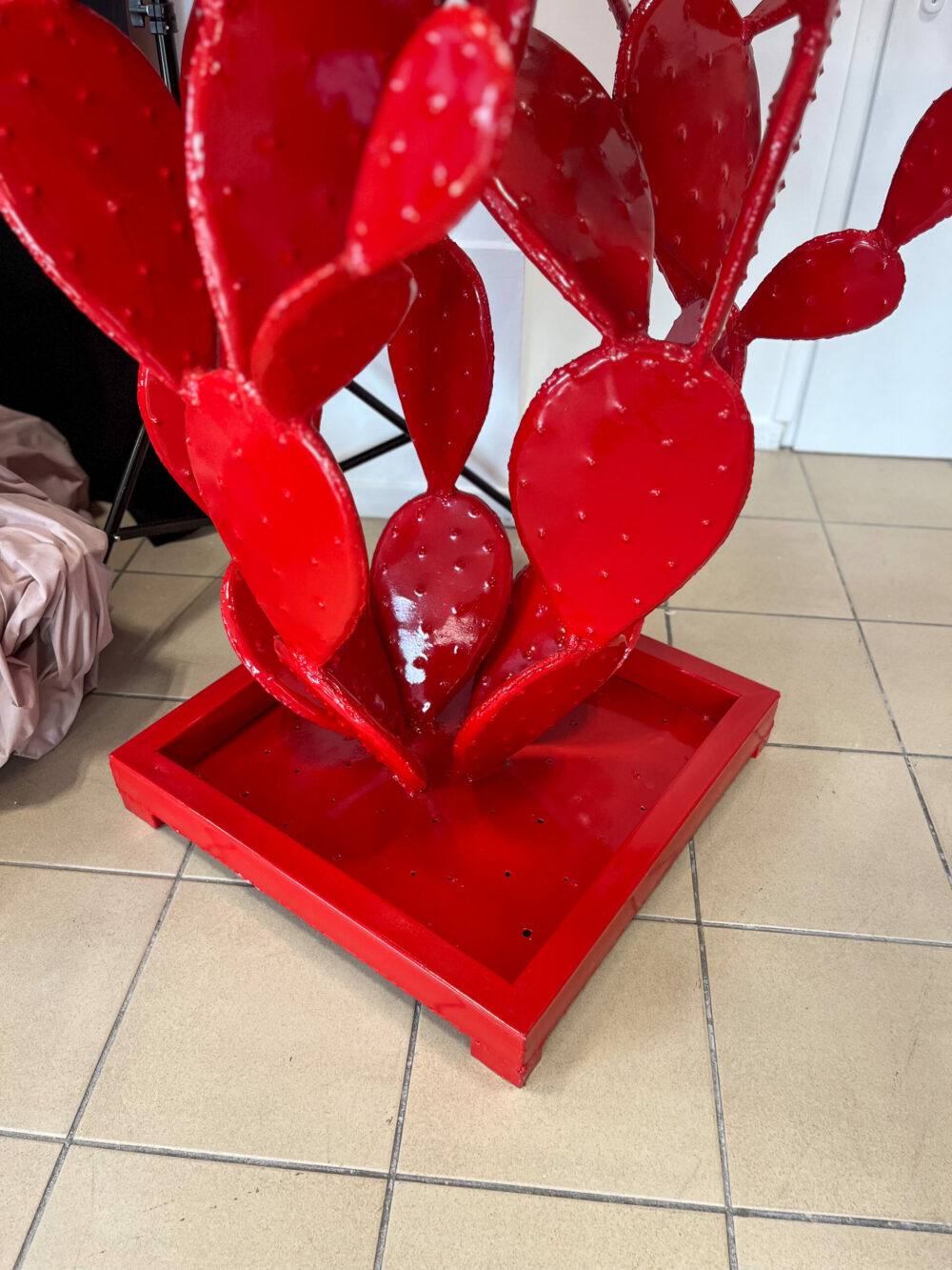 Statue cactus rouge en métal