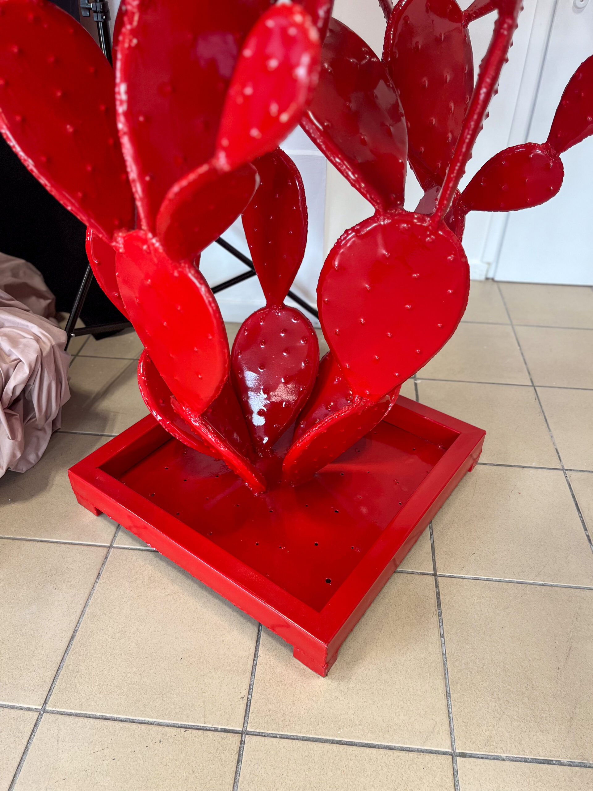 Statue cactus rouge en métal