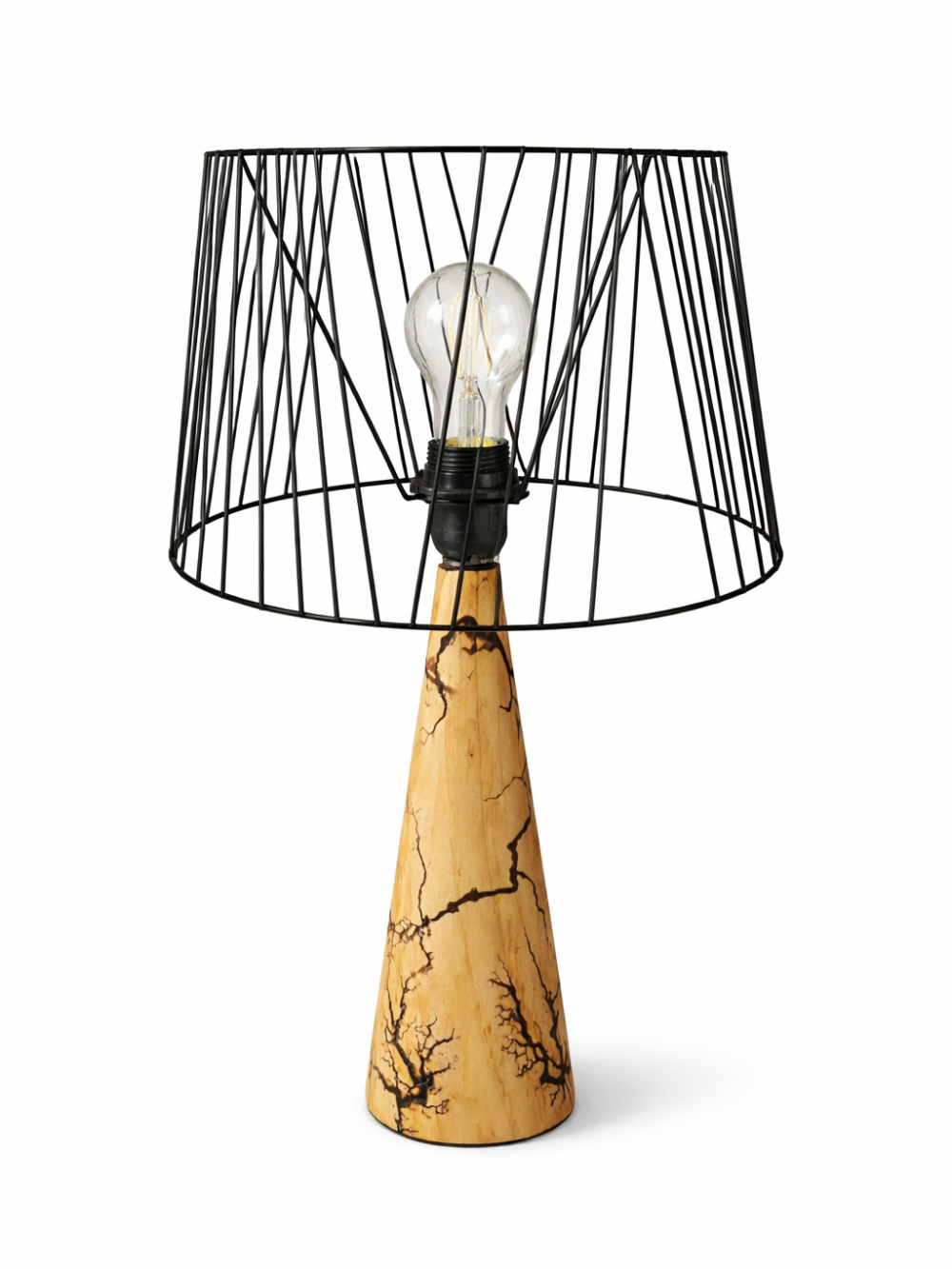 Lampe de table en bois massif avec motifs fractals créés par décharges électriques et abat-jour métal noir. Luminaire design industriel unique.