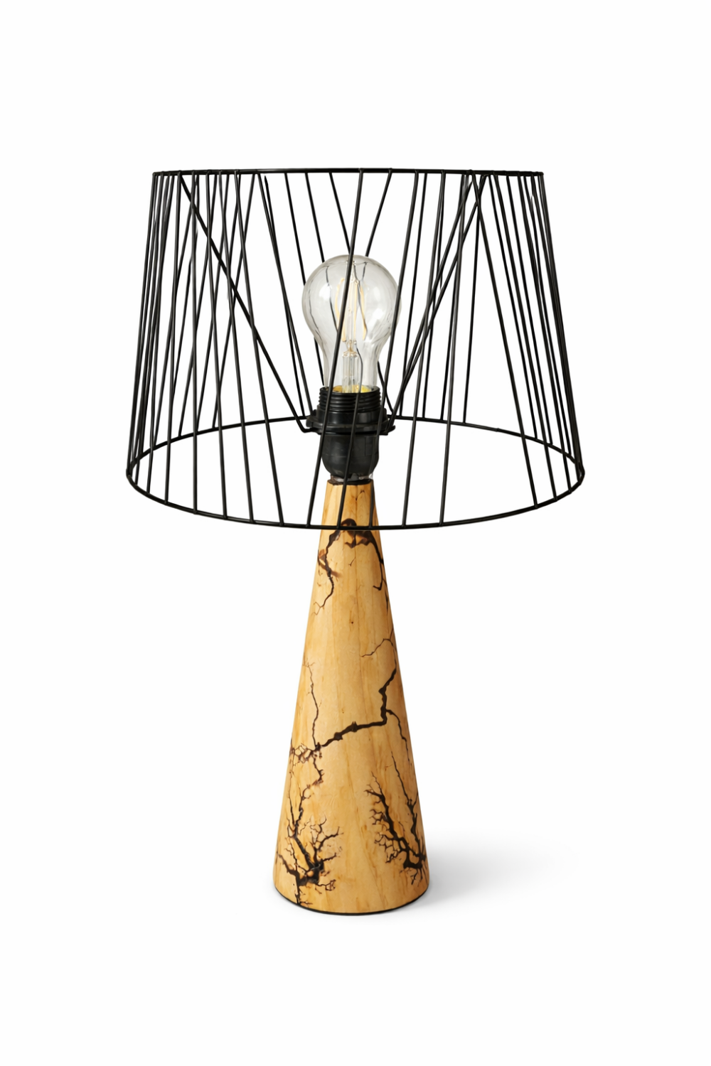 Lampe de table en bois massif avec motifs fractals créés par décharges électriques et abat-jour métal noir. Luminaire design industriel unique.