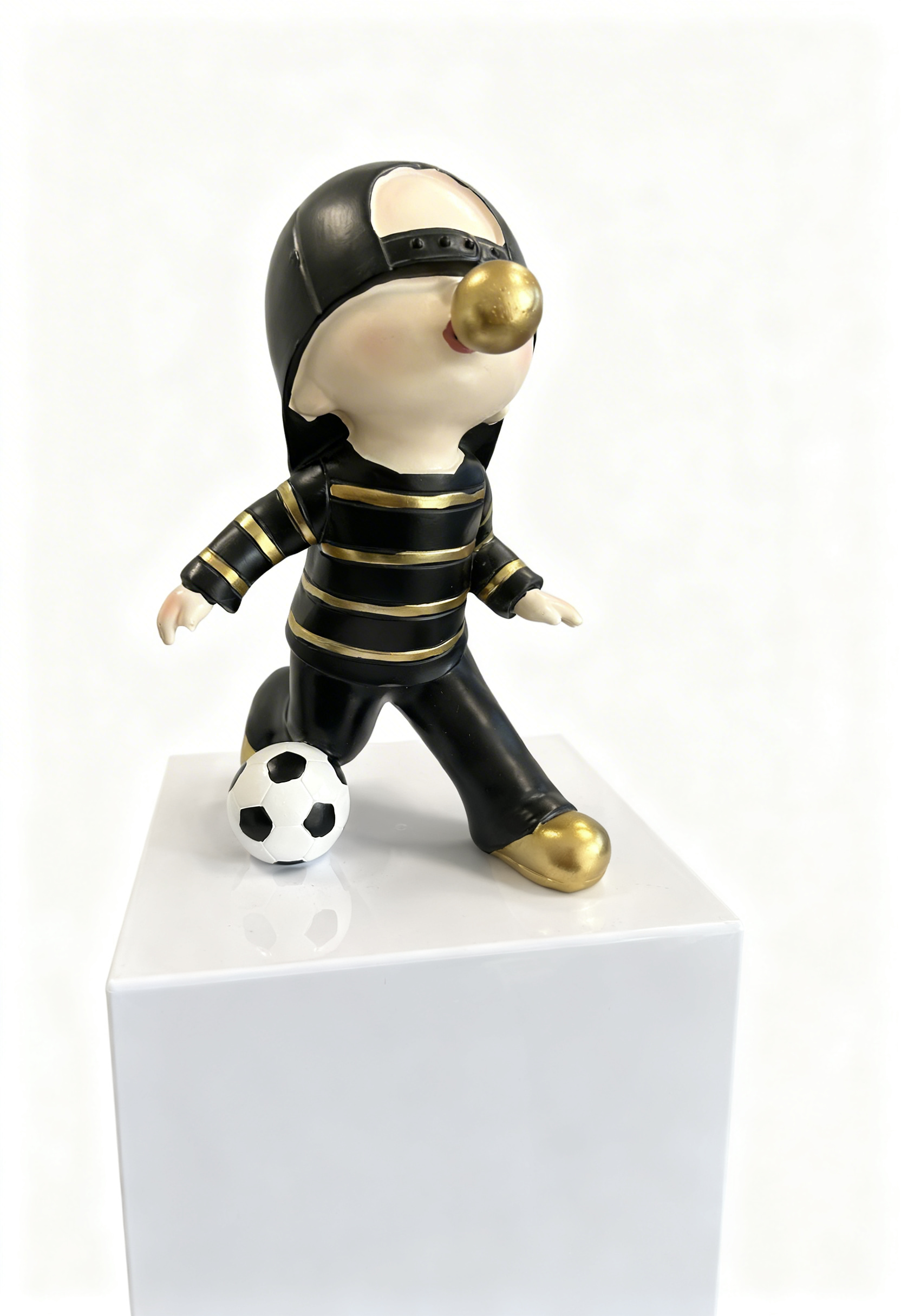 statue-joueur-foot-stylise-tenue-noire-doree-ballon-deco-salon