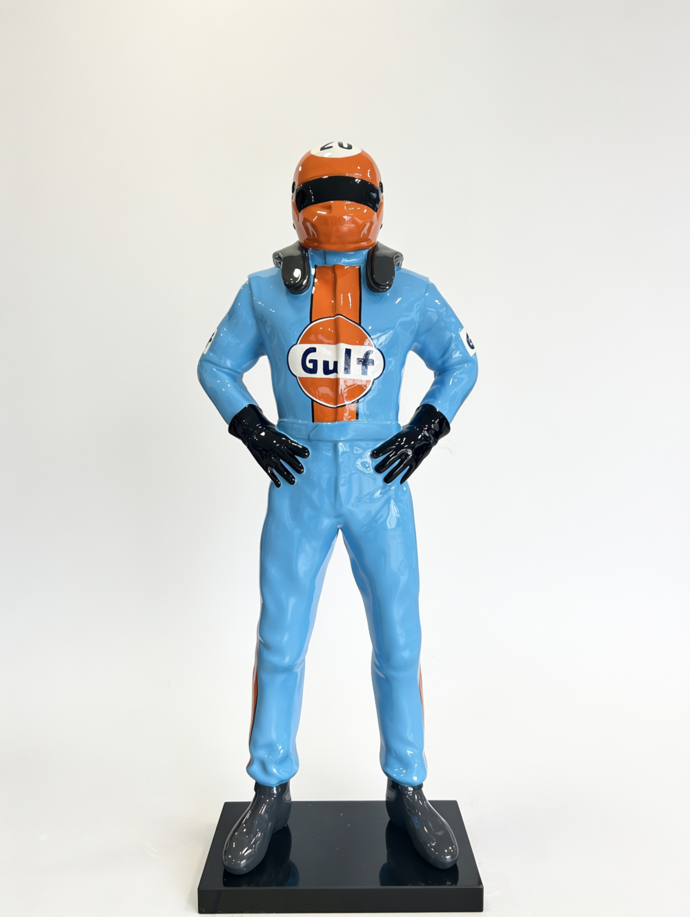 Sculpture pilote Gulf édition limitée résine 150 cm – statue course vintage