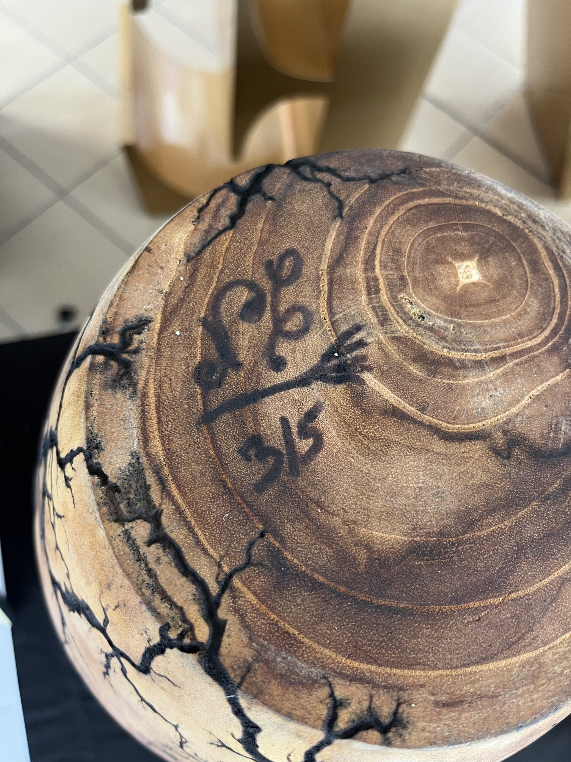 Vase bois unique gravé électricité haute intensité – fractales Lichtenberg Electra Diffusion