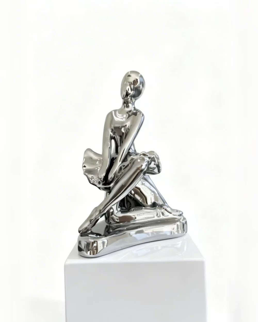 Danseuse assise chromée argentée